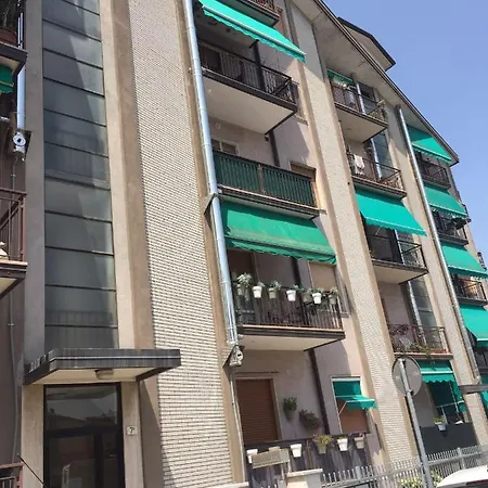 Roselyn Apartment *